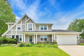 8 Hampton Court, Mundelein, IL 60060