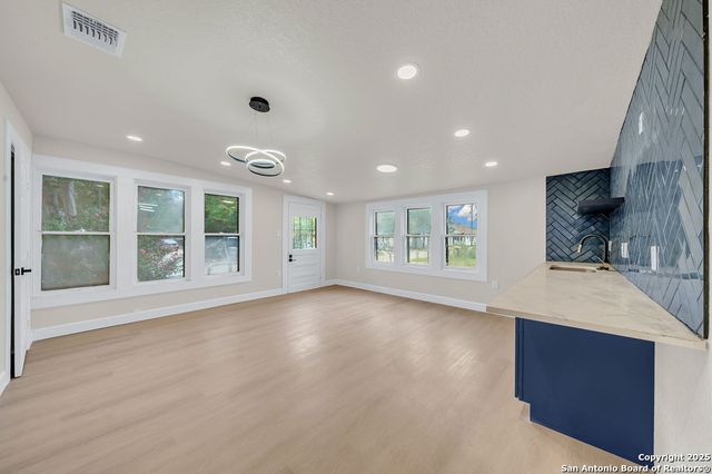 530 E Carson St, San Antonio, TX 78208