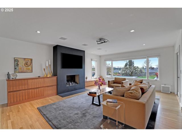 7750 Sw MONTCLAIR Dr, Portland, OR 97225