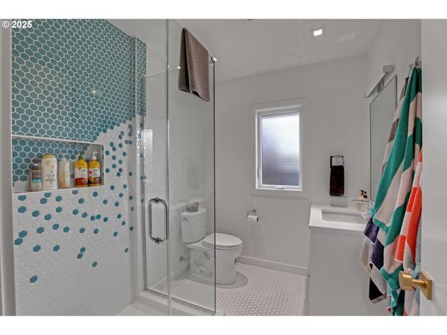 7750 Sw MONTCLAIR Dr, Portland, OR 97225