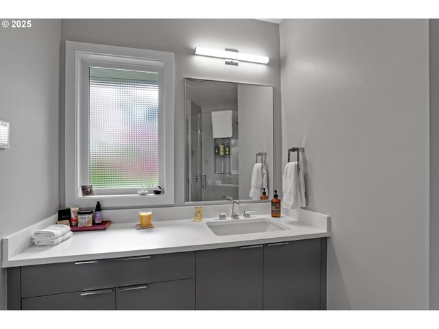 7750 Sw MONTCLAIR Dr, Portland, OR 97225