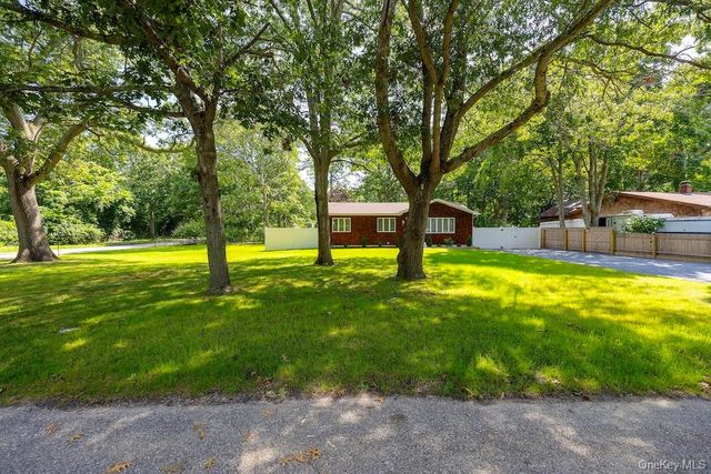 18 EASTERLY Road, Hampton Bays, NY 11946