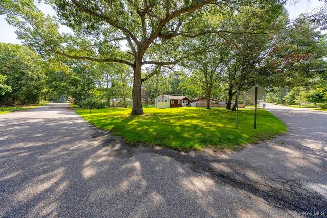 18 EASTERLY Road, Hampton Bays, NY 11946