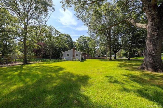 18 EASTERLY Road, Hampton Bays, NY 11946