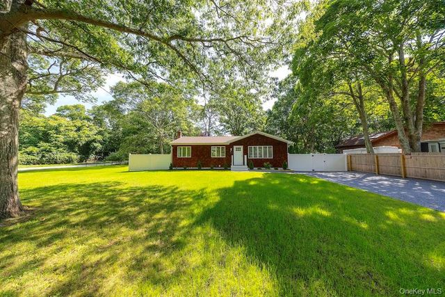 18 EASTERLY Road, Hampton Bays, NY 11946
