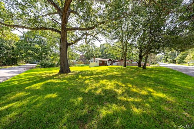 18 EASTERLY Road, Hampton Bays, NY 11946