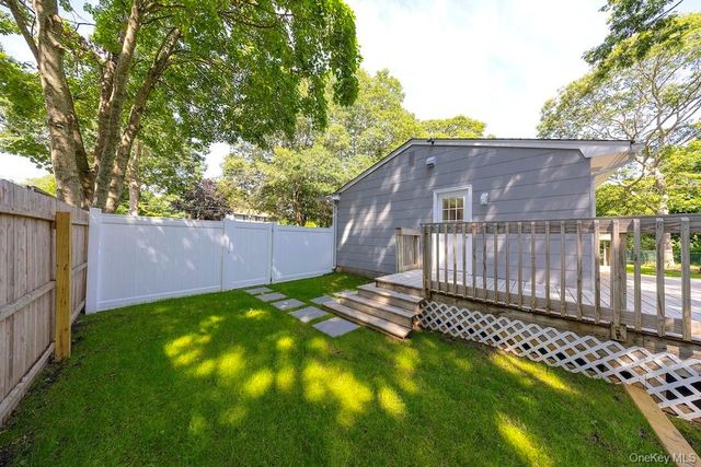 18 EASTERLY Road, Hampton Bays, NY 11946