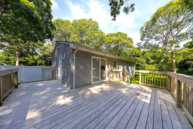 18 EASTERLY Road, Hampton Bays, NY 11946