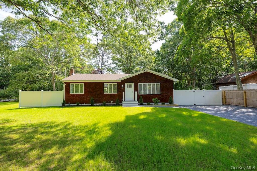 18 EASTERLY Road, Hampton Bays, NY 11946