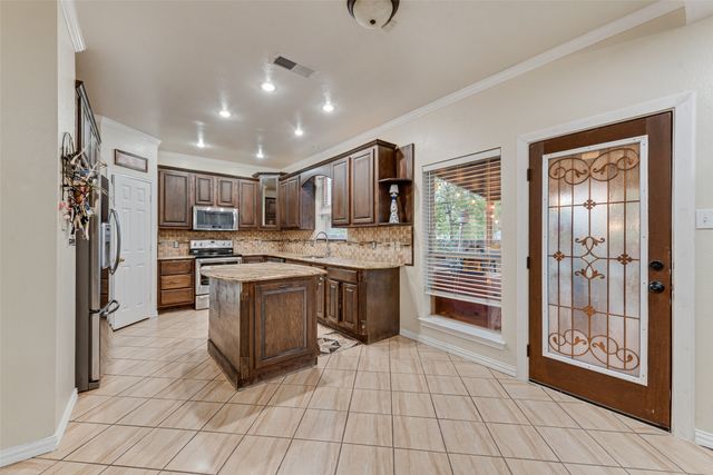 5715 Creekhollow Drive, Arlington, TX 76018