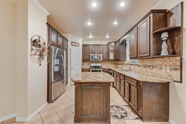 5715 Creekhollow Drive, Arlington, TX 76018