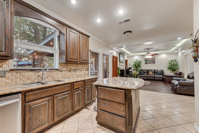 5715 Creekhollow Drive, Arlington, TX 76018