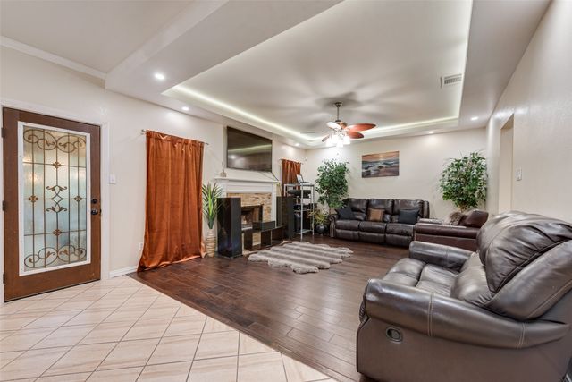5715 Creekhollow Drive, Arlington, TX 76018