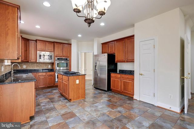 19237 POTOMAC CREST DR, Triangle, VA 22172