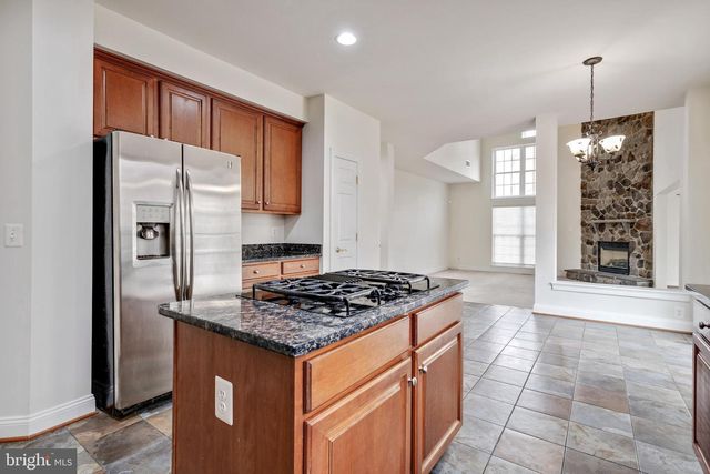 19237 POTOMAC CREST DR, Triangle, VA 22172