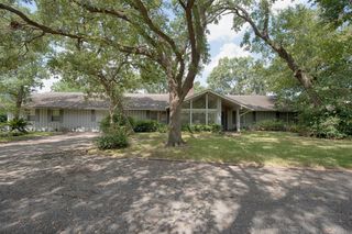 303 Lakeshore Drive, Taylor Lake Village, TX 77586