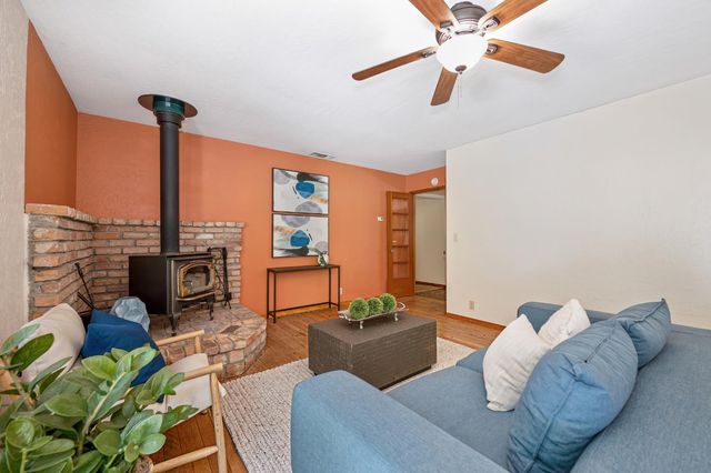 10650 Pine Hill Dr, Grass Valley, CA 95945
