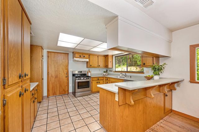 10650 Pine Hill Dr, Grass Valley, CA 95945