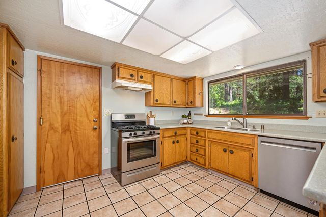 10650 Pine Hill Dr, Grass Valley, CA 95945