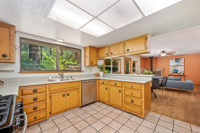 10650 Pine Hill Dr, Grass Valley, CA 95945