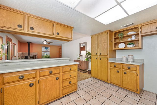 10650 Pine Hill Dr, Grass Valley, CA 95945