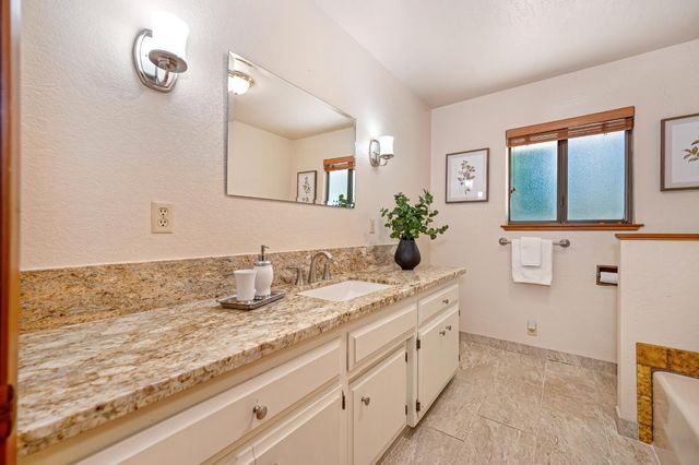 10650 Pine Hill Dr, Grass Valley, CA 95945