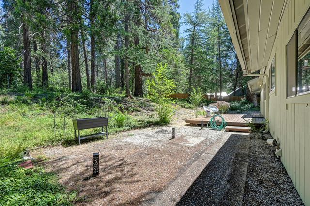 10650 Pine Hill Dr, Grass Valley, CA 95945