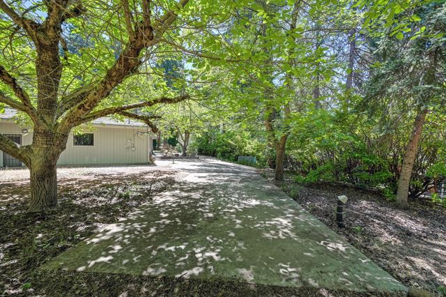 10650 Pine Hill Dr, Grass Valley, CA 95945