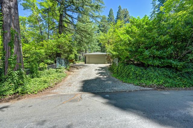 10650 Pine Hill Dr, Grass Valley, CA 95945
