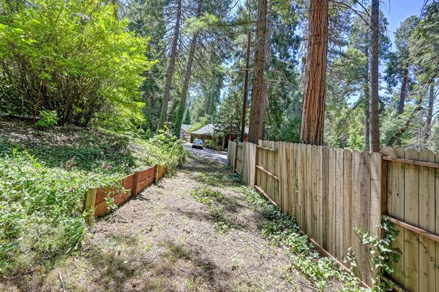 10650 Pine Hill Dr, Grass Valley, CA 95945