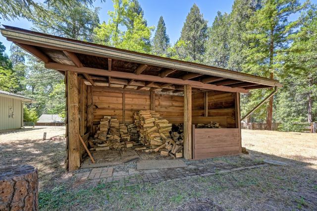 10650 Pine Hill Dr, Grass Valley, CA 95945