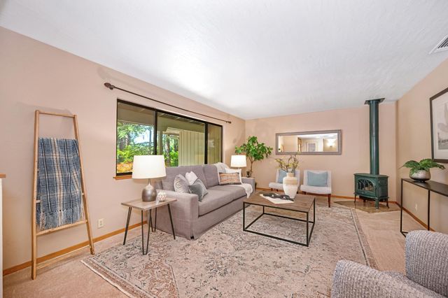 10650 Pine Hill Dr, Grass Valley, CA 95945