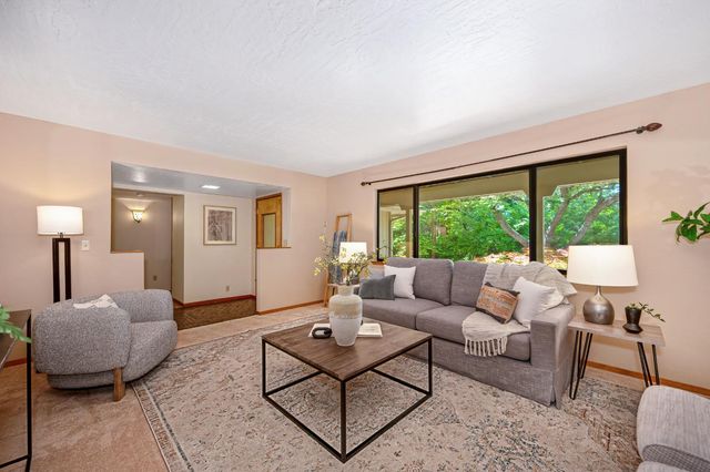 10650 Pine Hill Dr, Grass Valley, CA 95945