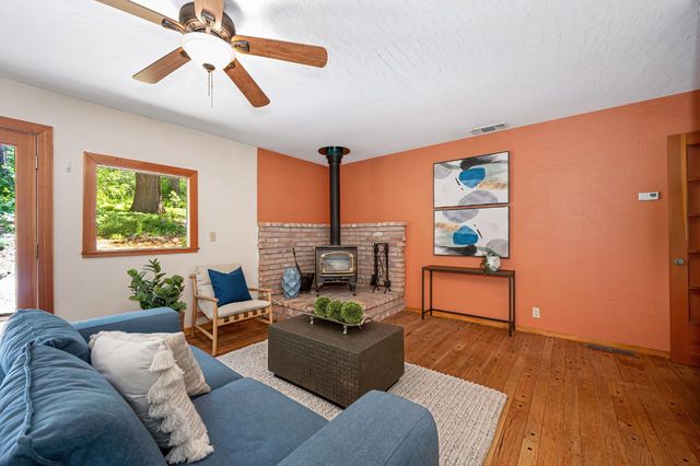 10650 Pine Hill Dr, Grass Valley, CA 95945