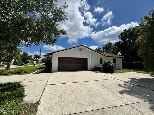 8505 Jenny Cae LN, North Fort Myers, FL 33903