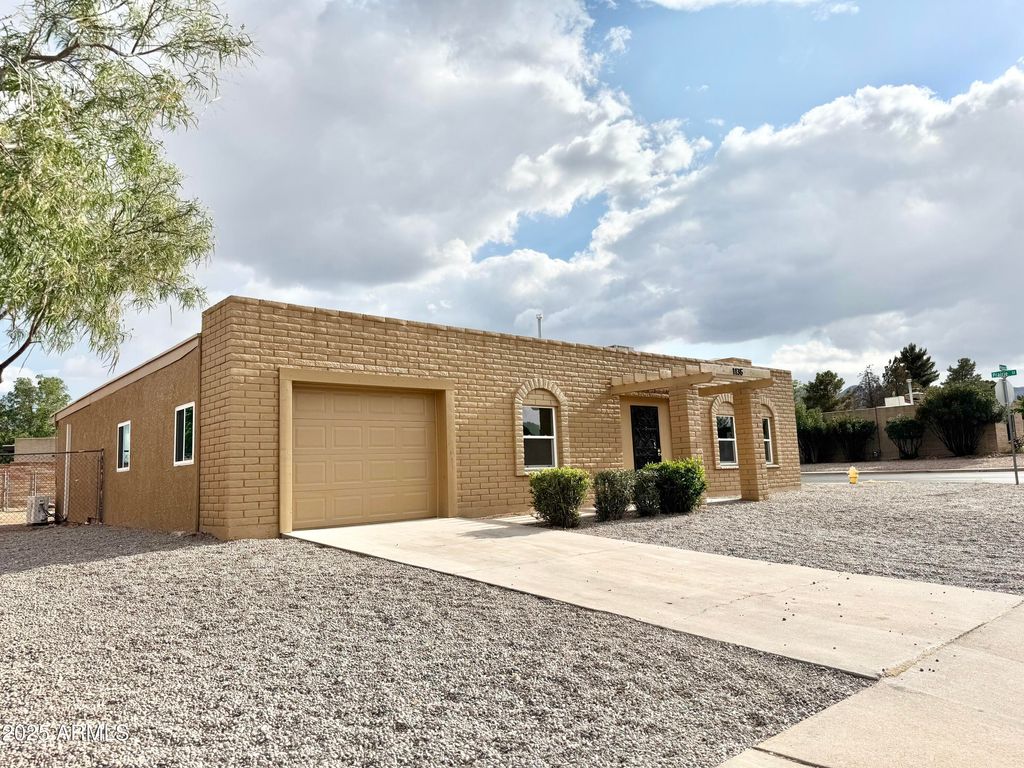 1136 MEADOWS Drive, Sierra Vista, AZ 85635