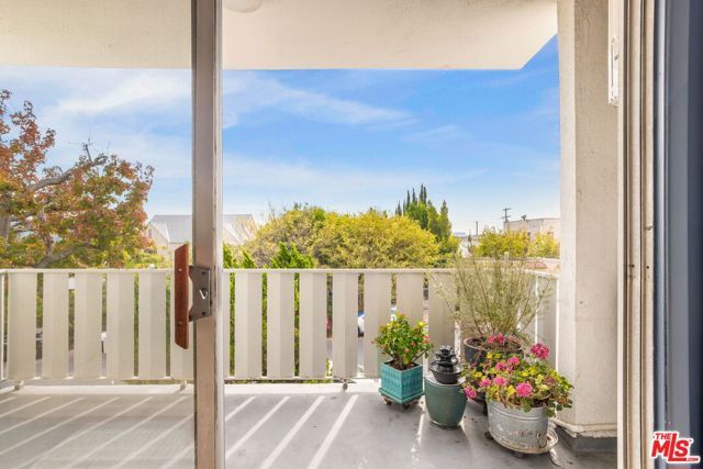 4343 Finley Avenue 28, Los Angeles, CA 90027