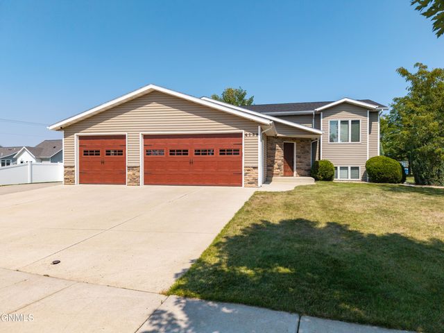 4139 Bayport Place SE, Mandan, ND 58554 property photo