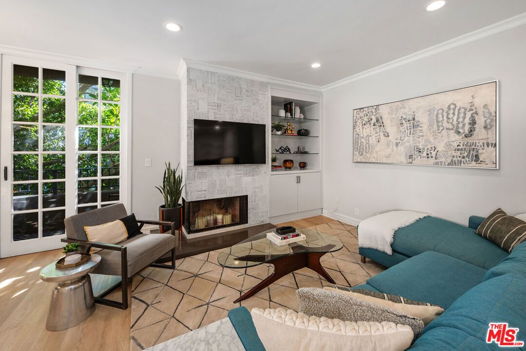 Image 1 of property listing at 412 Arnaz Drive 7, Los Angeles, CA 90048