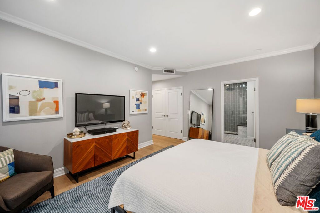 Image 10 of property listing at 412 Arnaz Drive 7, Los Angeles, CA 90048