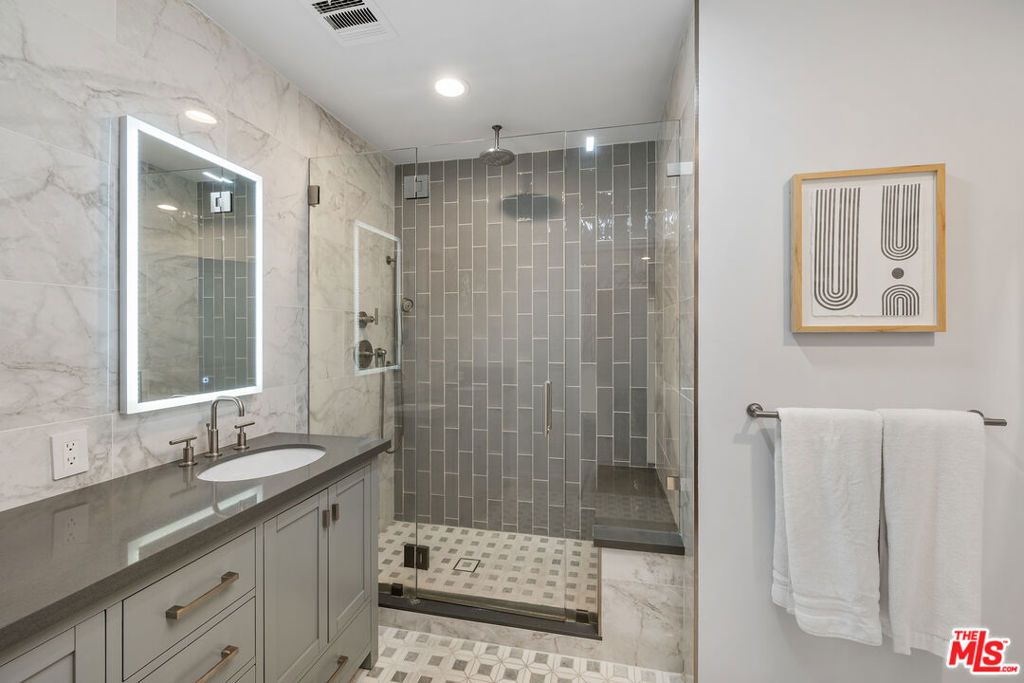 Image 11 of property listing at 412 Arnaz Drive 7, Los Angeles, CA 90048