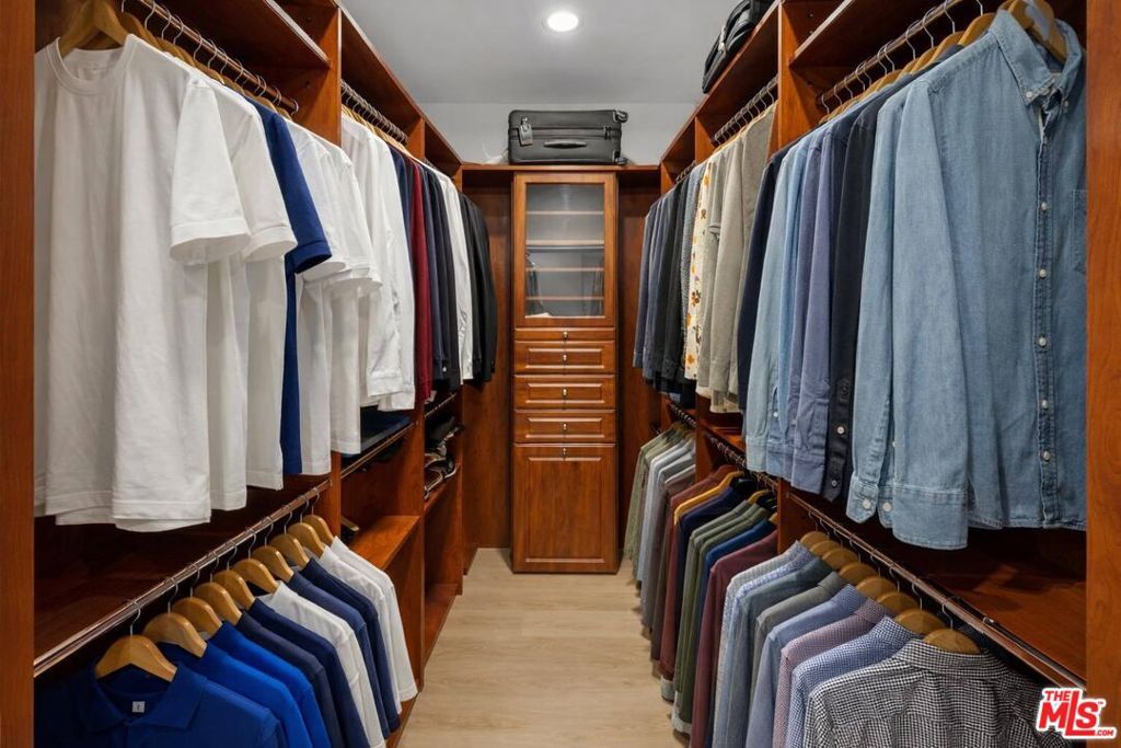 Image 12 of property listing at 412 Arnaz Drive 7, Los Angeles, CA 90048