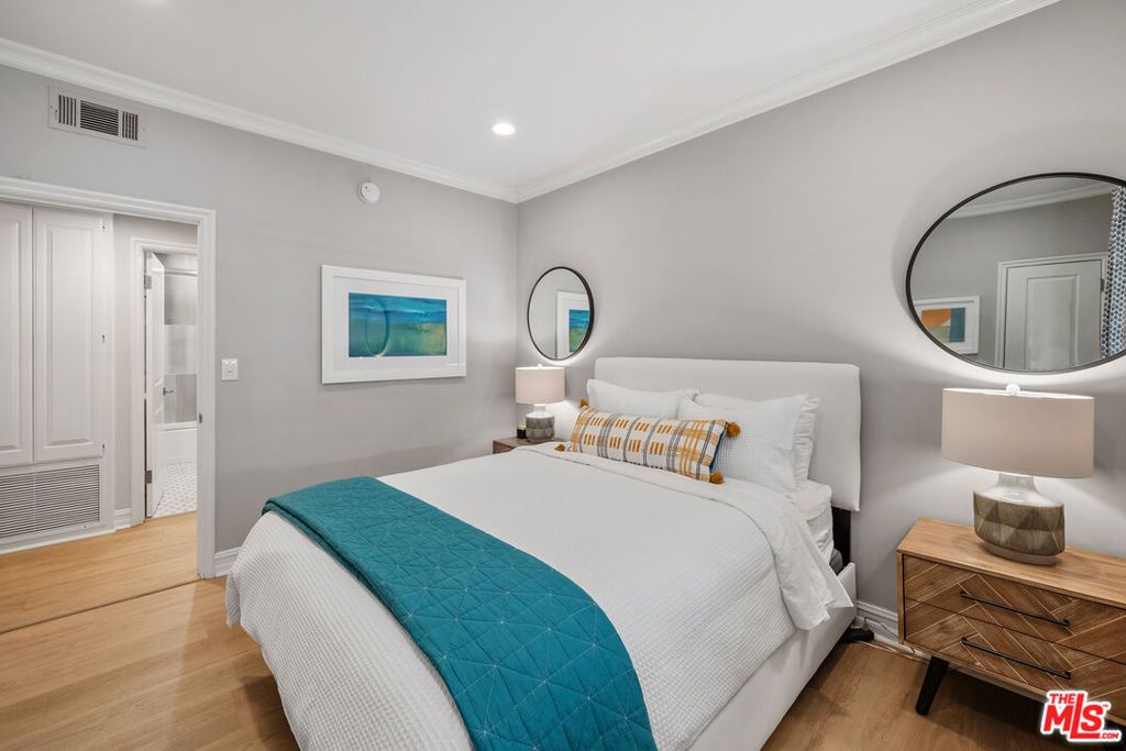 Image 13 of property listing at 412 Arnaz Drive 7, Los Angeles, CA 90048