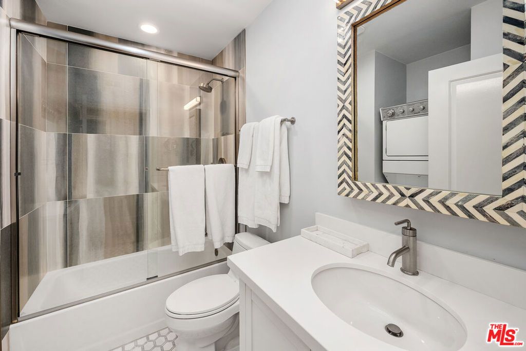 Image 14 of property listing at 412 Arnaz Drive 7, Los Angeles, CA 90048