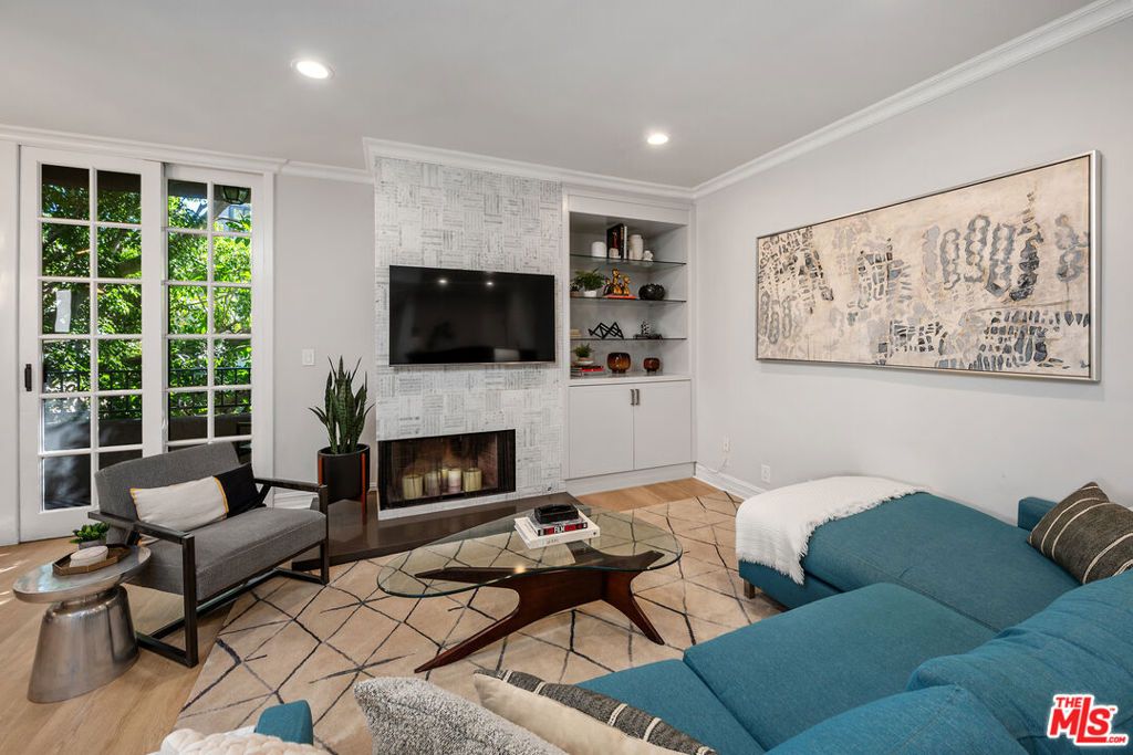 Image 15 of property listing at 412 Arnaz Drive 7, Los Angeles, CA 90048