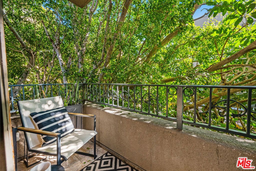Image 16 of property listing at 412 Arnaz Drive 7, Los Angeles, CA 90048