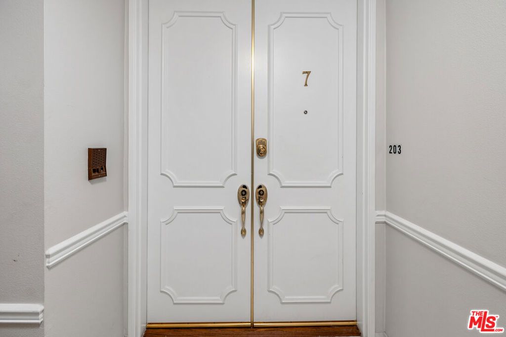 Image 17 of property listing at 412 Arnaz Drive 7, Los Angeles, CA 90048