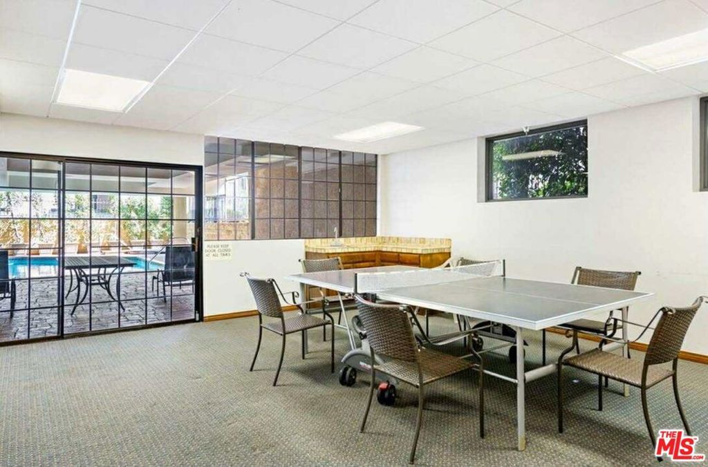 Image 19 of property listing at 412 Arnaz Drive 7, Los Angeles, CA 90048