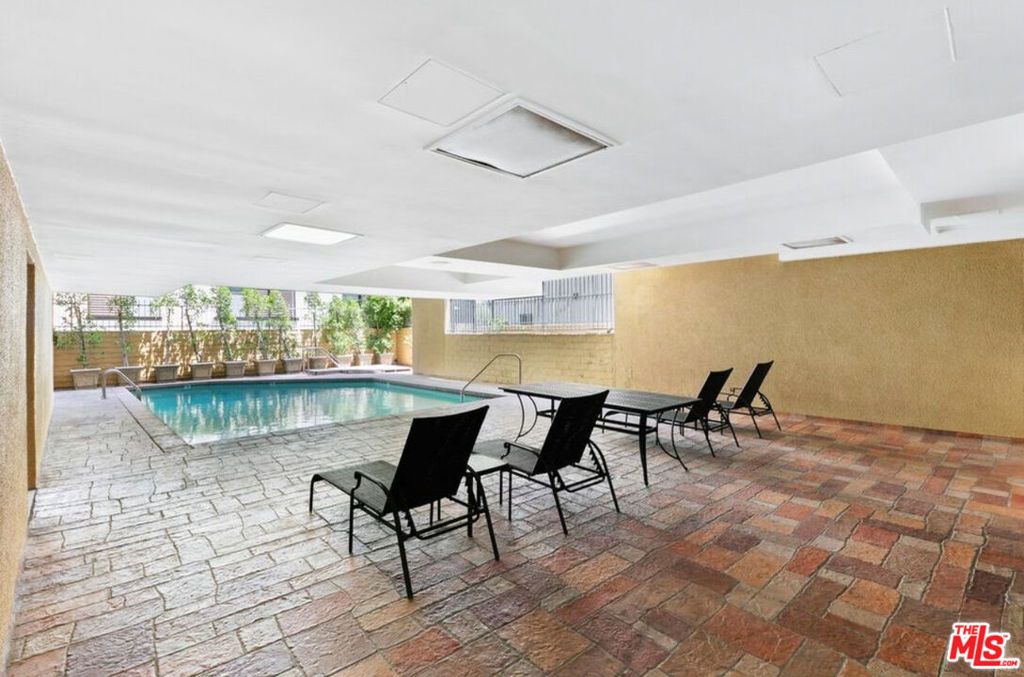 Image 20 of property listing at 412 Arnaz Drive 7, Los Angeles, CA 90048