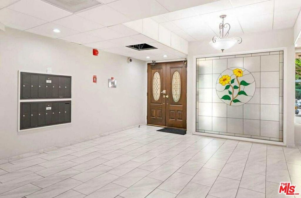 Image 21 of property listing at 412 Arnaz Drive 7, Los Angeles, CA 90048